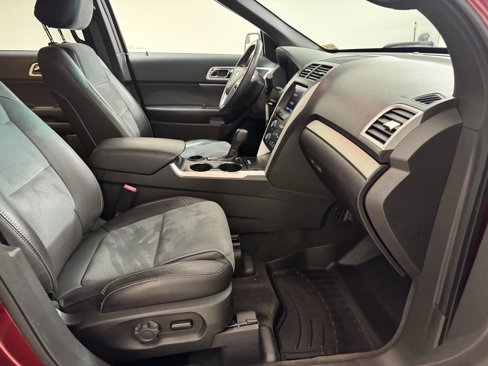 Used 2015 Ford Explorer XLT w/ Equipment Group 202B image 23