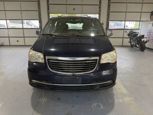 Used 2013 Chrysler Town & Country Touring image 3
