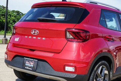 Used 2022 Hyundai Venue Limited image 5