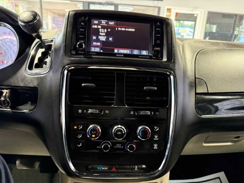 Used 2017 Dodge Grand Caravan SXT image 21