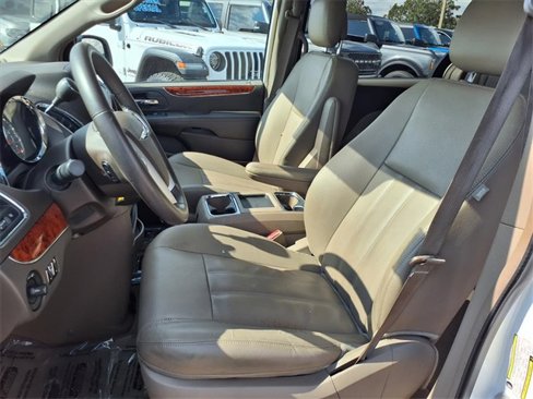 Used 2016 Chrysler Town & Country Touring image 17