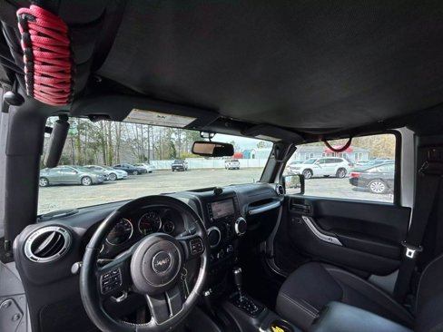 Used 2015 Jeep Wrangler Unlimited Sahara w/ Connectivity Group image 40