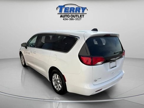 Used 2023 Chrysler Voyager LX image 3