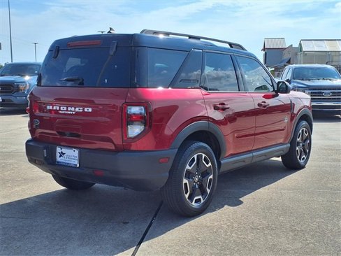 Used 2021 Ford Bronco Sport Outer Banks w/ Outer Banks Package (96D) image 2