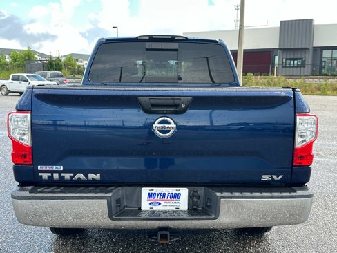 Used 2018 Nissan Titan SV image 3