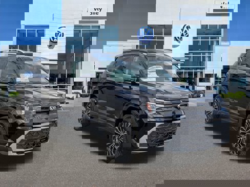 New 2025 Volkswagen Taos SE image 1