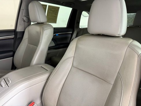 Used 2016 Toyota Highlander Limited image 16