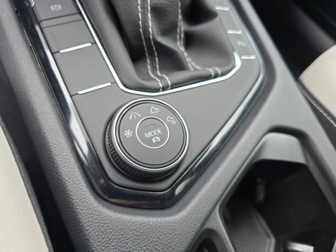 New 2025 Volkswagen Taos SE image 32
