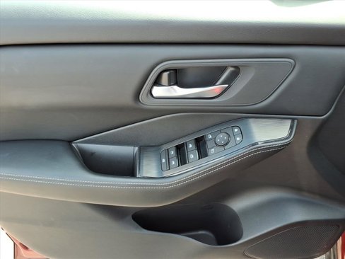Used 2025 Nissan Rogue SV image 9