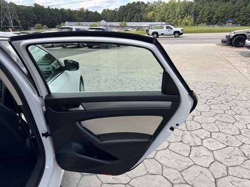 Used 2015 Volkswagen Passat TDI SE image 16