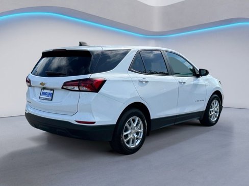 Used 2022 Chevrolet Equinox LS w/ LS Convenience Package image 4