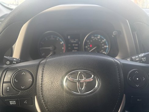 Used 2018 Toyota RAV4 LE image 11