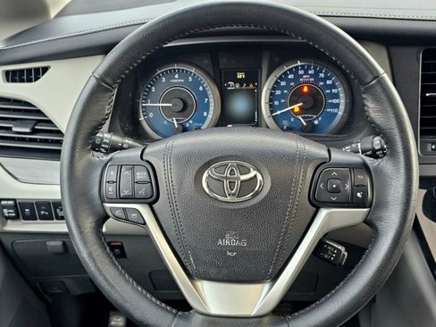 Used 2017 Toyota Sienna XLE Premium image 33