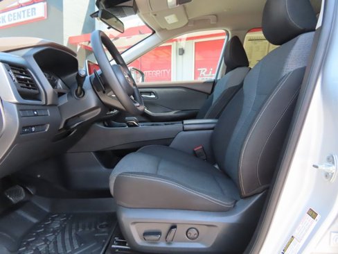 Used 2023 Nissan Rogue SV image 2
