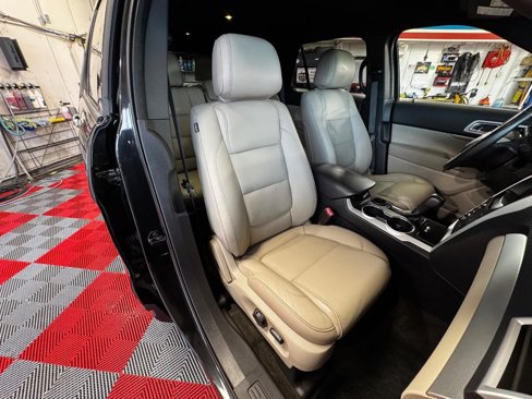 Used 2015 Ford Explorer XLT w/ Equipment Group 202A image 9