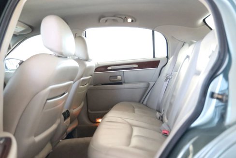 Used 2005 Lincoln Town Car Signature Limited image 14