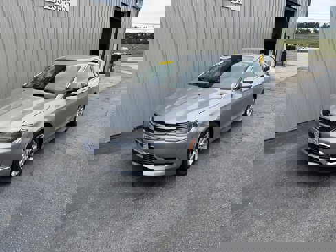 Used 2015 Chrysler 200 Limited image 2