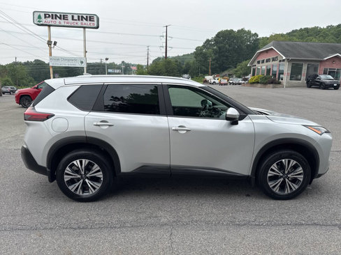 Used 2023 Nissan Rogue SV image 2