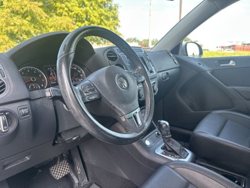 Used 2016 Volkswagen Tiguan SE image 2