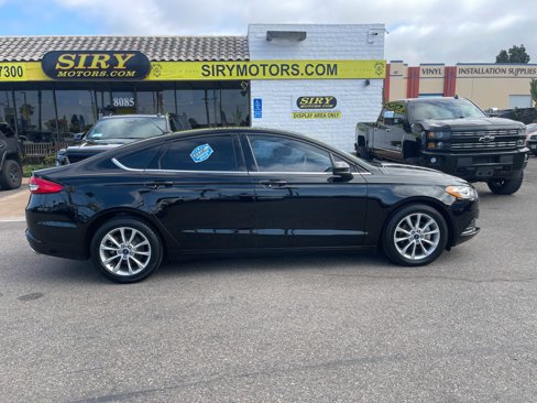 Used 2017 Ford Fusion SE image 2