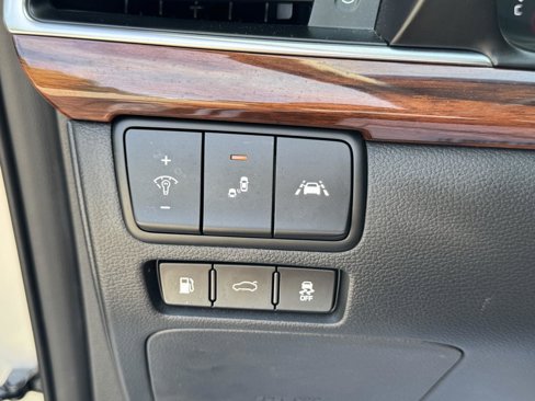 Used 2018 Kia Cadenza Technology image 21