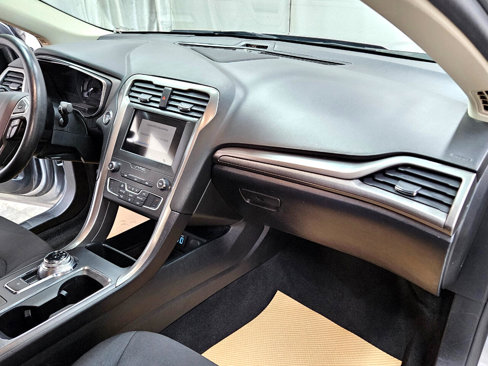Used 2020 Ford Fusion SE image 18