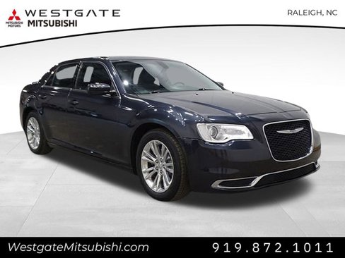 Used 2017 Chrysler 300 Limited image 1