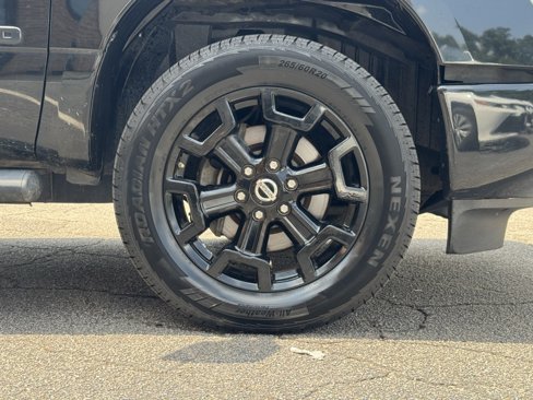 Used 2019 Nissan Titan SV w/ SV Convenience Package image 3