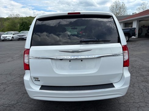 Used 2016 Chrysler Town & Country Touring image 6