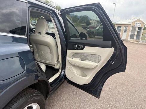 Used 2022 Volvo XC60 B5 Momentum image 21