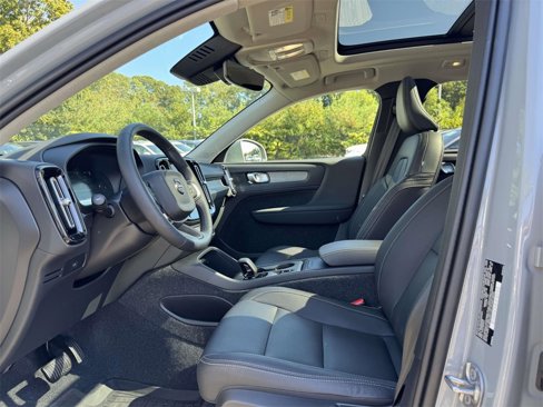 Used 2025 Volvo XC40 B5 Core w/ Climate Package image 13