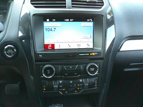 Used 2017 Ford Explorer XLT w/ XLT Appearance Package image 17