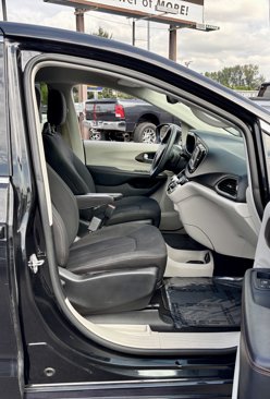 Used 2017 Chrysler Pacifica LX image 9