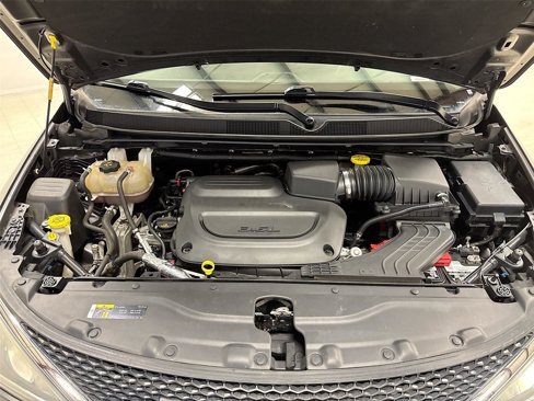 Used 2019 Chrysler Pacifica Touring-L image 28