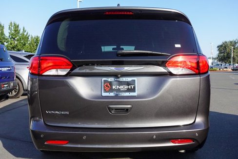 Used 2020 Chrysler Voyager LX image 7