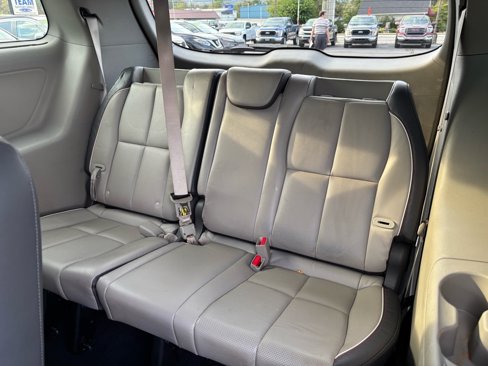 Used 2017 Kia Sedona LX w/ LX Essentials Premium Package image 16