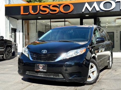 Used 2015 Toyota Sienna LE image 1