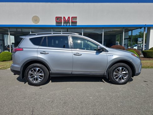 Used 2018 Toyota RAV4 LE image 2