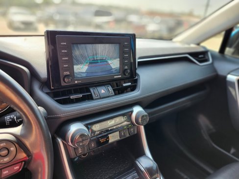 Used 2021 Toyota RAV4 XLE Premium image 12