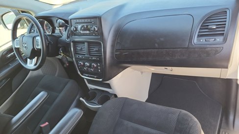 Used 2017 Dodge Grand Caravan SE w/ UConnect Hands-Free Group image 18