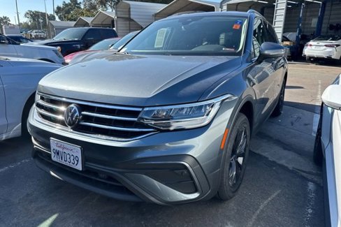 Used 2022 Volkswagen Tiguan SE image 2