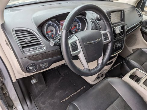 Used 2015 Chrysler Town & Country Touring-L w/ Driver Convenience Group image 10