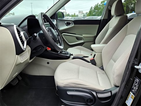 Used 2023 Kia Soul LX image 11