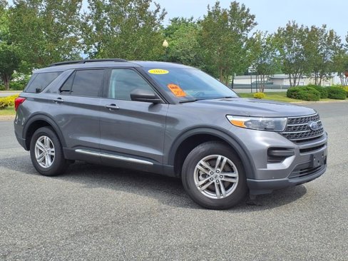 Used 2022 Ford Explorer XLT image 2