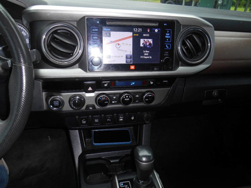 Used 2017 Toyota Tacoma Limited image 9