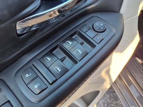 Used 2016 Chrysler Town & Country Touring image 19