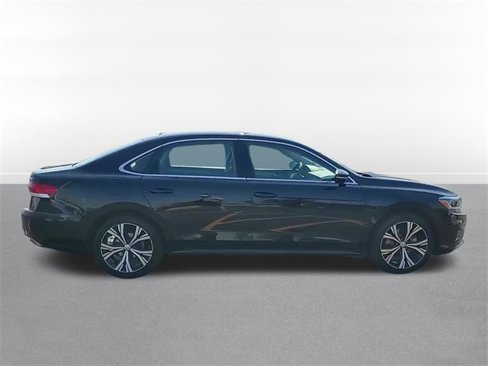Used 2022 Volkswagen Passat 2.0T SE image 4