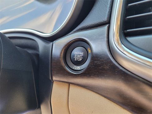 Used 2018 Jeep Grand Cherokee Laredo image 32