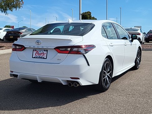 Used 2023 Toyota Camry SE image 3
