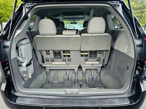 Used 2017 Toyota Sienna XLE Premium image 11